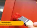Pędzel maluje mebel na czerwono. Szukasz idealnej farby do mebli? Sprawdź wskazówki specjalistów.