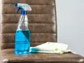 Skuteczne sposoby na to, czym wyczyścić krzesła z ekoskóry