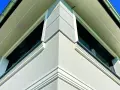 Elegancki gzyms co to? Detal architektoniczny zdobiący narożnik budynku, podkreślający jego nowoczesny styl.