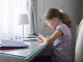 Jakie krzesło do biurka dla dzieci zapewni zdrową postawę i komfort?