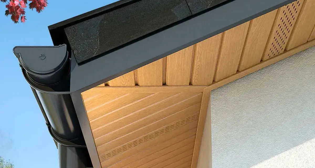 Drewniana podbitka dachu z systemem rynnowym i fragmentem elewacji.