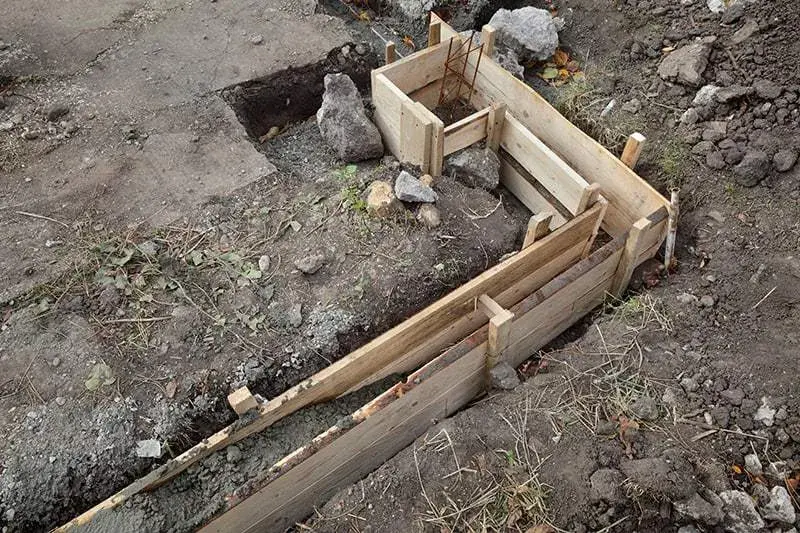 Kiedy zdjąć szalunek ze schodów, aby uniknąć pęknięć betonu?