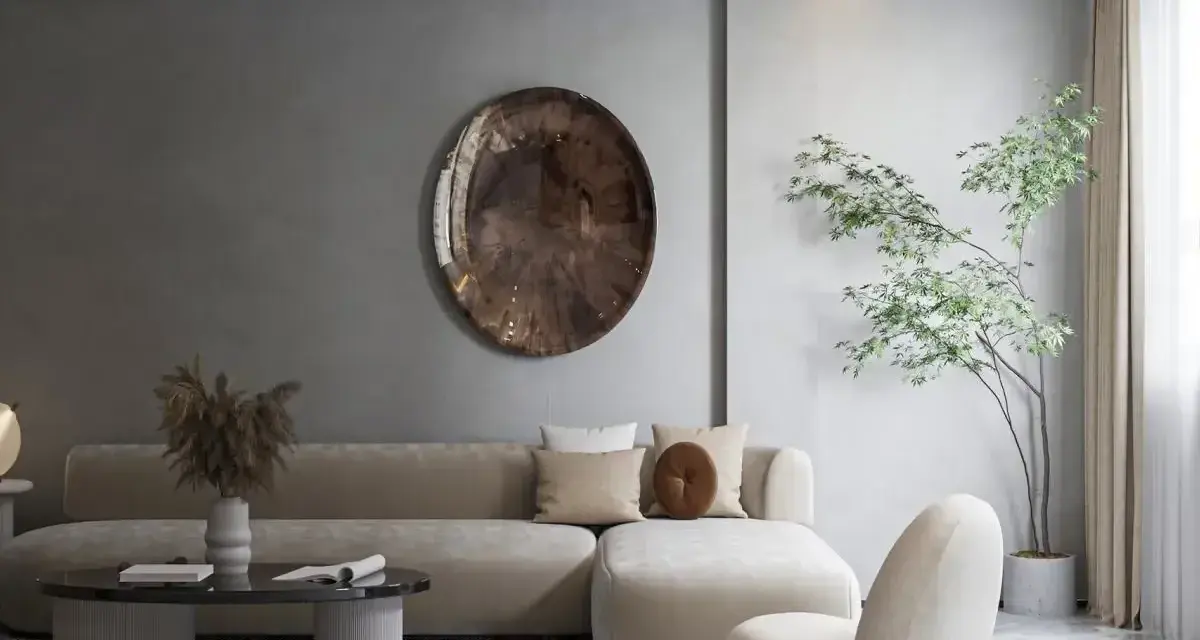 Salon w stylu **japandi**: beżowa sofa, okrągły stolik, dekoracyjna taca i drzewko w donicy tworzą harmonijną przestrzeń.