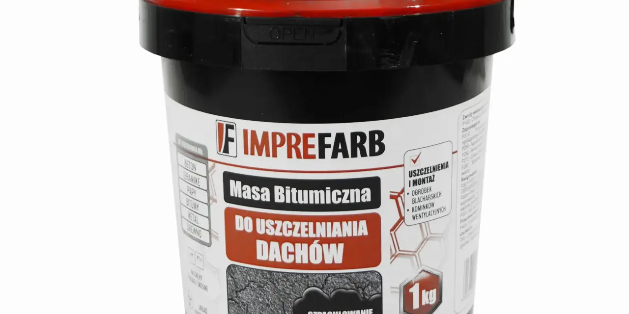 Czarny kubełek z czerwoną pokrywką zawiera masę bitumiczną do uszczelniania dachów. Produkt o wadze 1 kg, idealny do napraw i wypełniania ubytków.