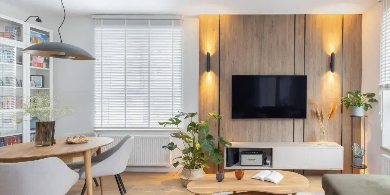 Przytulny salon w domu z drewnianą ścianą RTV, wygodną kanapą i jadalnią.