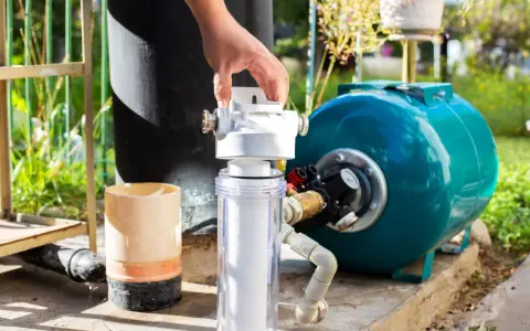 Wymiana filtra wody w systemie hydroforowym. Sprawdź, jak zwiększyć ciśnienie wody w domu.