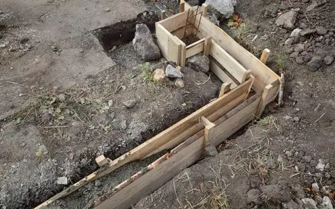 Kiedy zdjąć szalunek ze schodów, aby uniknąć pęknięć betonu?