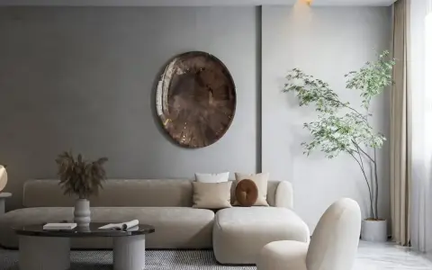 Salon w stylu **japandi**: beżowa sofa, okrągły stolik, dekoracyjna taca i drzewko w donicy tworzą harmonijną przestrzeń.