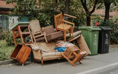 Gdzie wyrzucić stare meble, aby uniknąć mandatu i działać ekologicznie?