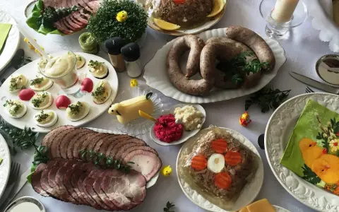 Wielkanoc co na stole: tradycyjne potrawy, które musisz znać
