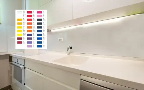 Próbnik kolorów płyty laminowanej nad blatem kuchennym, obok białych szafek.