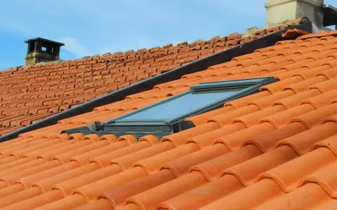 Dachówka ceramiczna i okno dachowe. Zastanawiasz się, jak wygłuszyć pokój? Może warto zacząć od dachu?