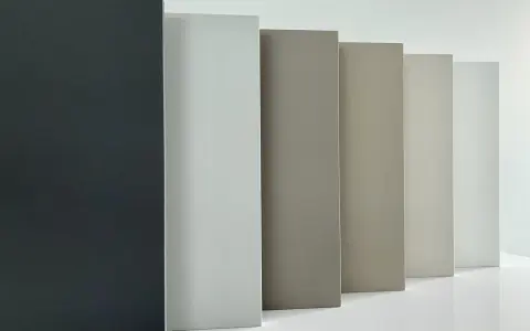Sześć pionowych paneli w odcieniach szarości i bieli, prezentujących fronty akrylowe.