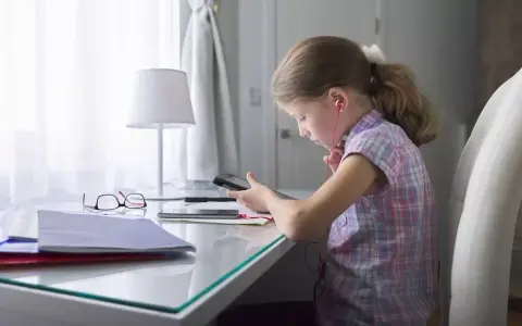 Jakie krzesło do biurka dla dzieci zapewni zdrową postawę i komfort?