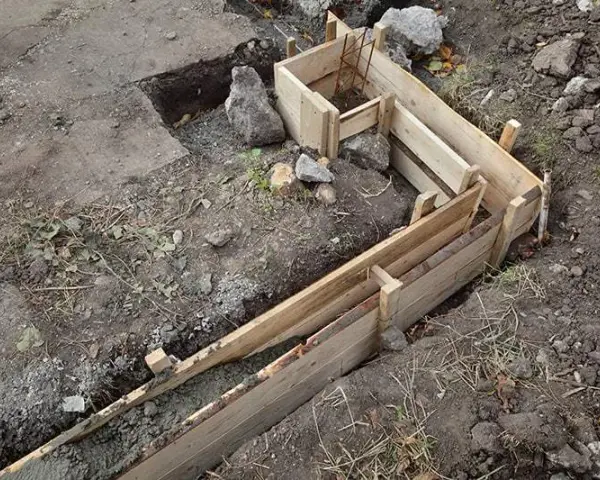 Kiedy zdjąć szalunek ze schodów, aby uniknąć pęknięć betonu?