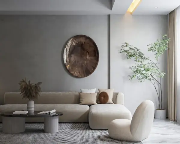Salon w stylu **japandi**: beżowa sofa, okrągły stolik, dekoracyjna taca i drzewko w donicy tworzą harmonijną przestrzeń.