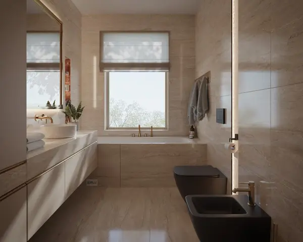 Elegancka łazienka z oknem na wprost drzwi, wanna, czarna miska WC i bidet, kamienne płytki, złote baterie.