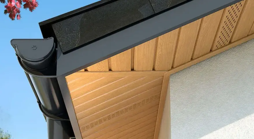 Drewniana podbitka dachu z systemem rynnowym i fragmentem elewacji.