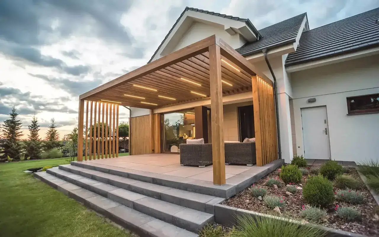 Nowoczesna pergola z oświetleniem LED i wygodnymi meblami wypoczynkowymi to idealne miejsce co na taras.